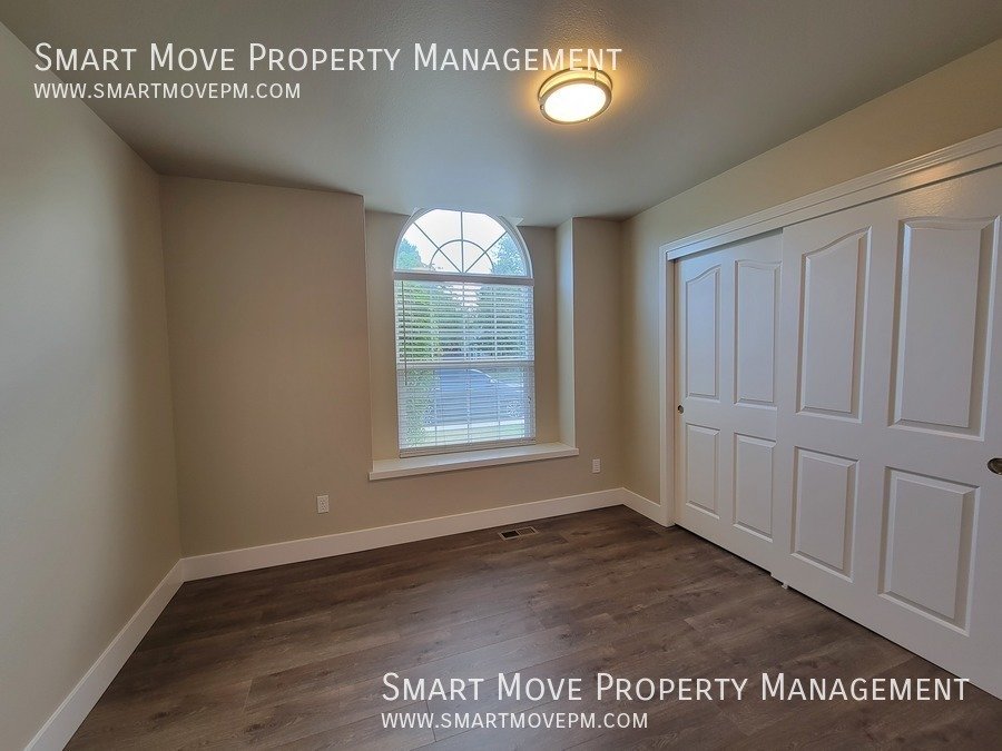 3 Bed + Office, w/ Solar Power in heart of Meridian. Available Immediately! property image