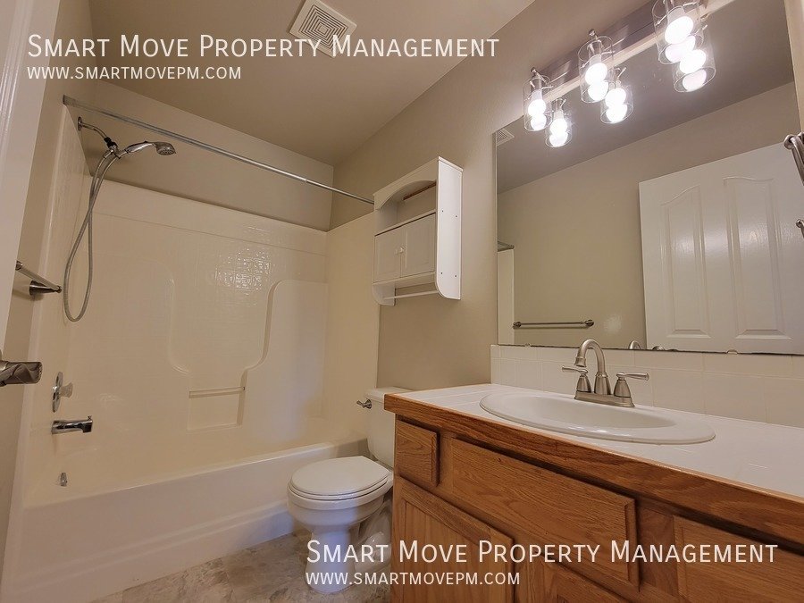 3 Bed + Office, w/ Solar Power in heart of Meridian. Available Immediately! property image