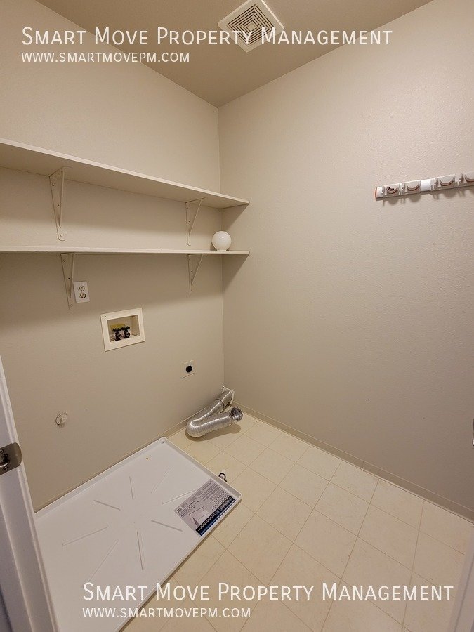 3 Bed + Office, w/ Solar Power in heart of Meridian. Available Immediately! property image