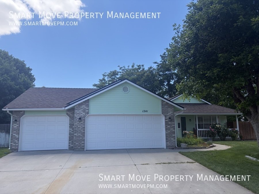Charming 4 bedroom in Meridian with oversized back yard property image