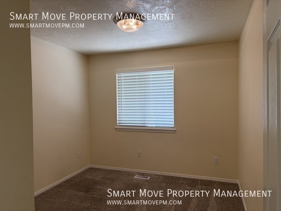 Charming 4 bedroom in Meridian with oversized back yard property image