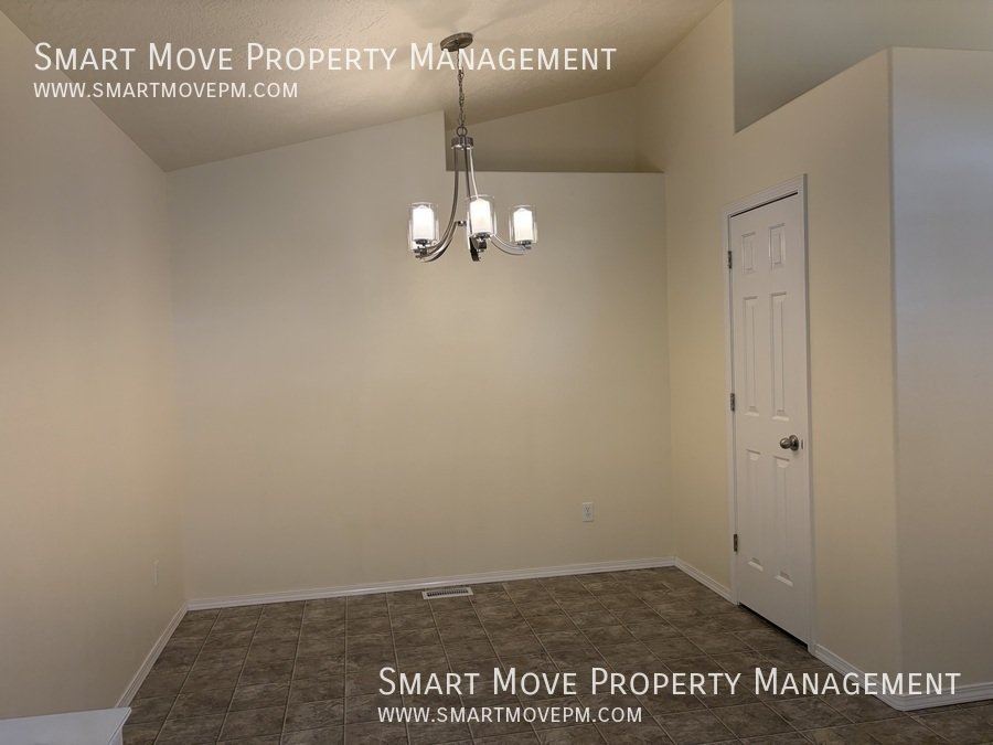 Charming 4 bedroom in Meridian with oversized back yard property image