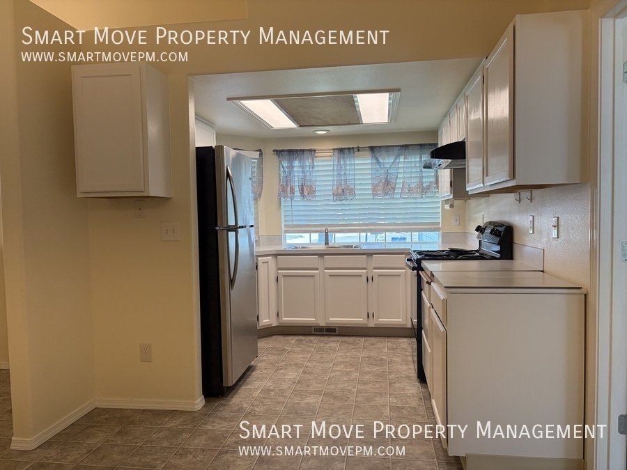 Charming 4 bedroom in Meridian with oversized back yard property image