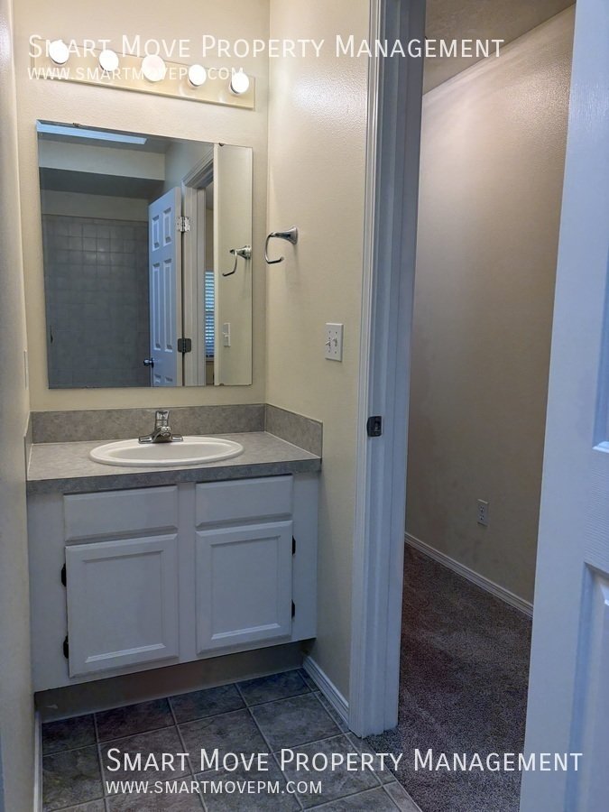 Charming 4 bedroom in Meridian with oversized back yard property image