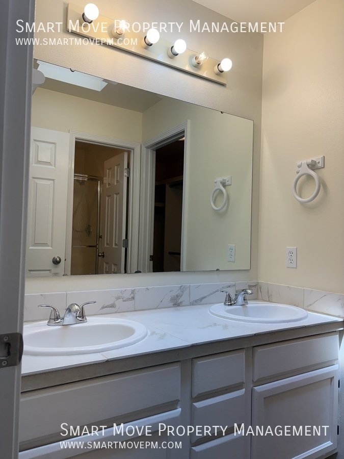 Charming 4 bedroom in Meridian with oversized back yard property image
