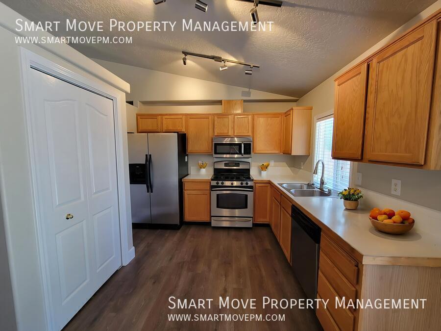 3 Bed + Office, w/ Solar Power in heart of Meridian. Available Immediately! property image