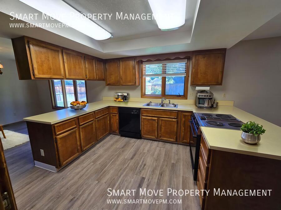 Mid Century in SE Boise. Near Bown Crossing, Barber Park, Greenbelt, River property image