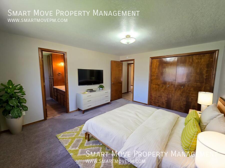 Mid Century in SE Boise. Near Bown Crossing, Barber Park, Greenbelt, River property image