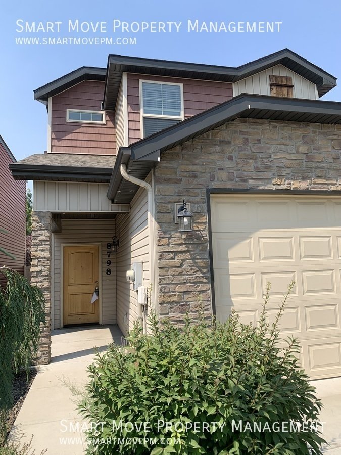 Adorable Two Story off Maple Grove. Neighborhood Pool, Park, Gym. Yard Care included property image