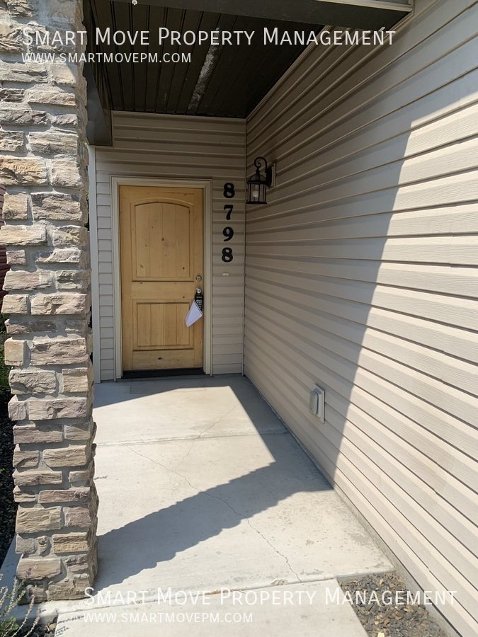 Adorable Two Story off Maple Grove. Neighborhood Pool, Park, Gym. Yard Care included property image