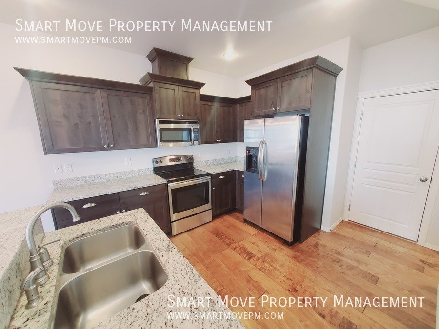 Adorable Two Story off Maple Grove. Neighborhood Pool, Park, Gym. Yard Care included property image